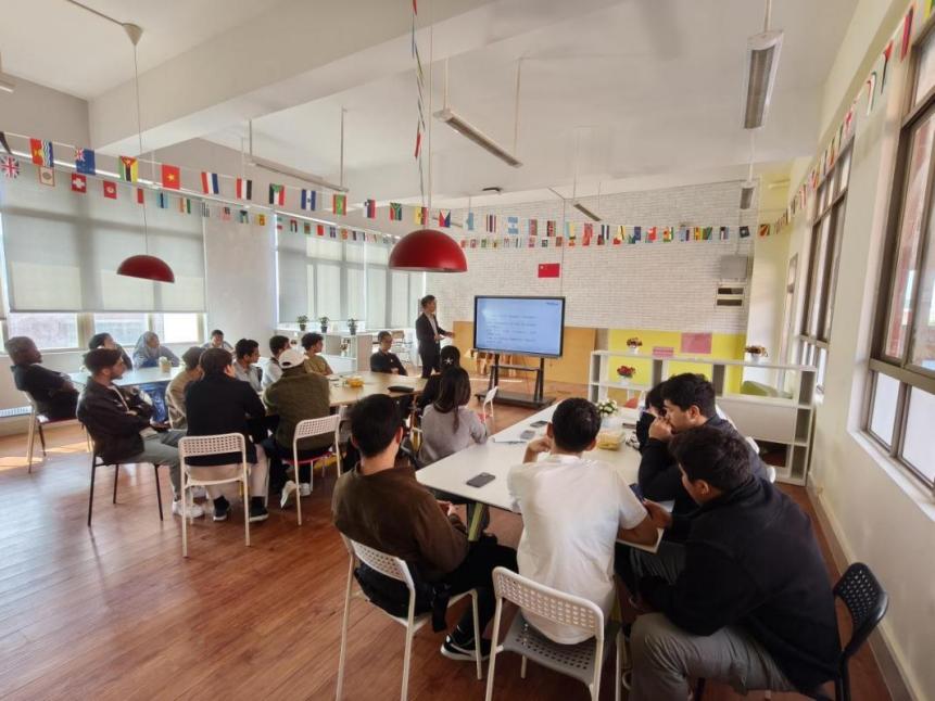 国际学院举办2025级来华留学生职业规划座谈会，广州劳务服务助力留学人才融入本地发展